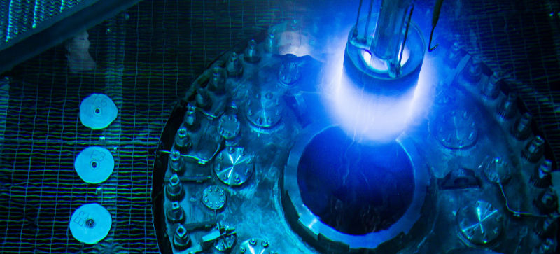 Illustration for article titled Las impresionantes imágenes de cómo se recarga un reactor nuclear experimental